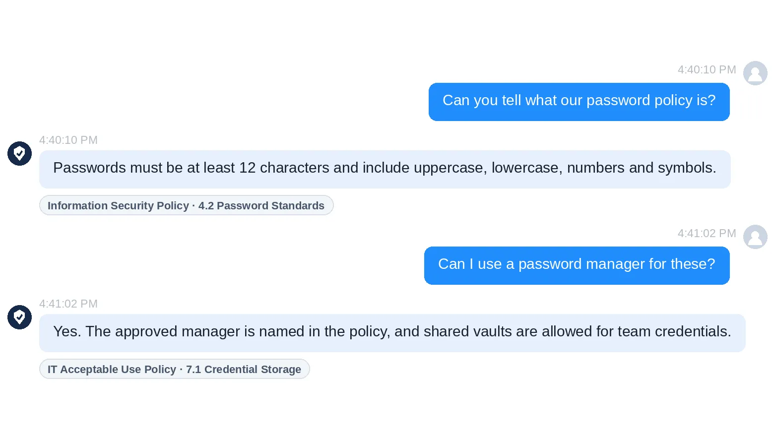 Der Cybersecurity Chatbot beantwortet zwei Fragen zu Passwörtern und nennt zu jeder Antwort den zugehörigen Abschnitt der Richtlinie