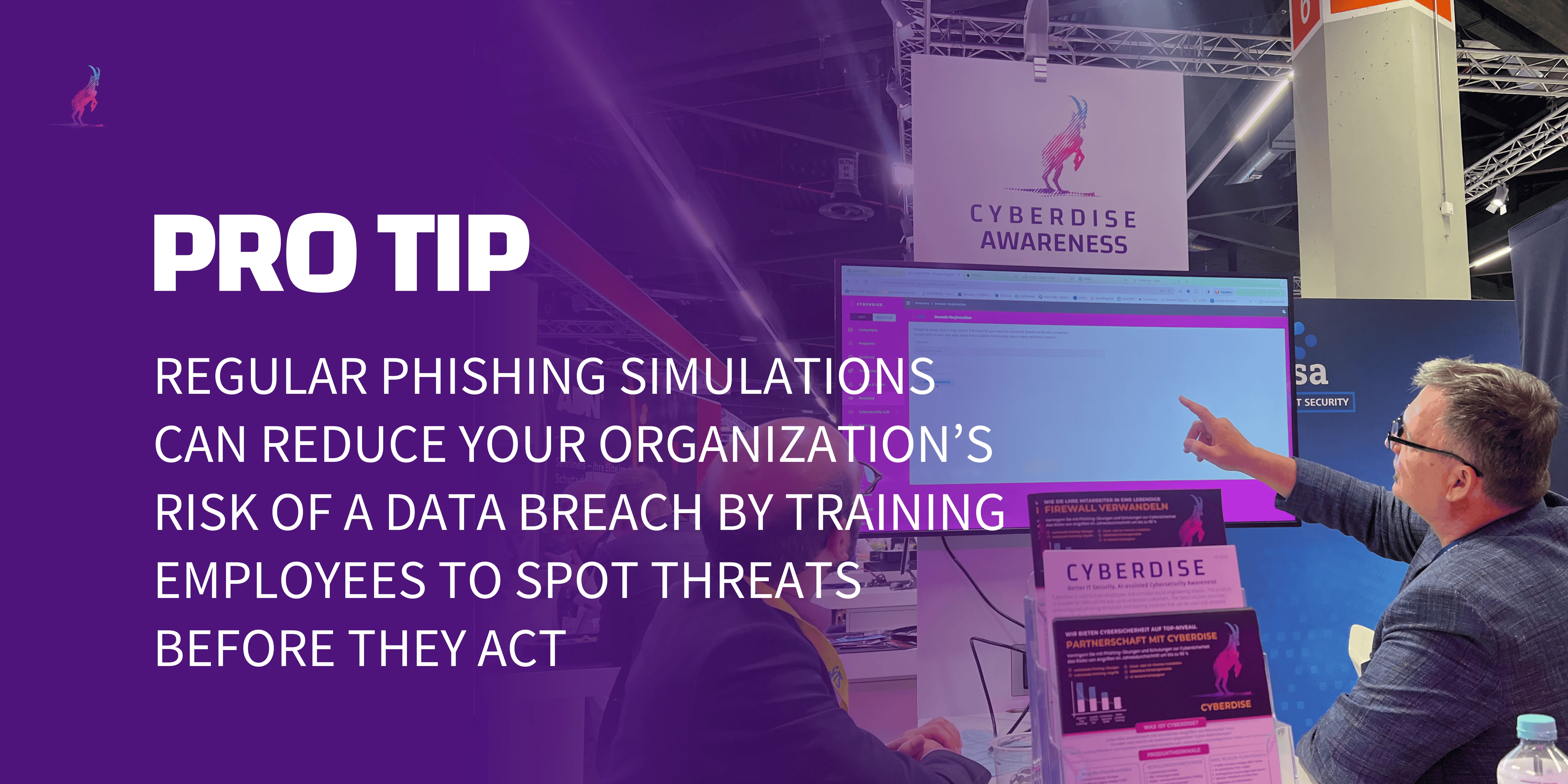 Banner «Pro Tip»: Regelmässige Phishing-Simulationen senken das Risiko von Datenlecks, dahinter ein Cyberdise-Messestand