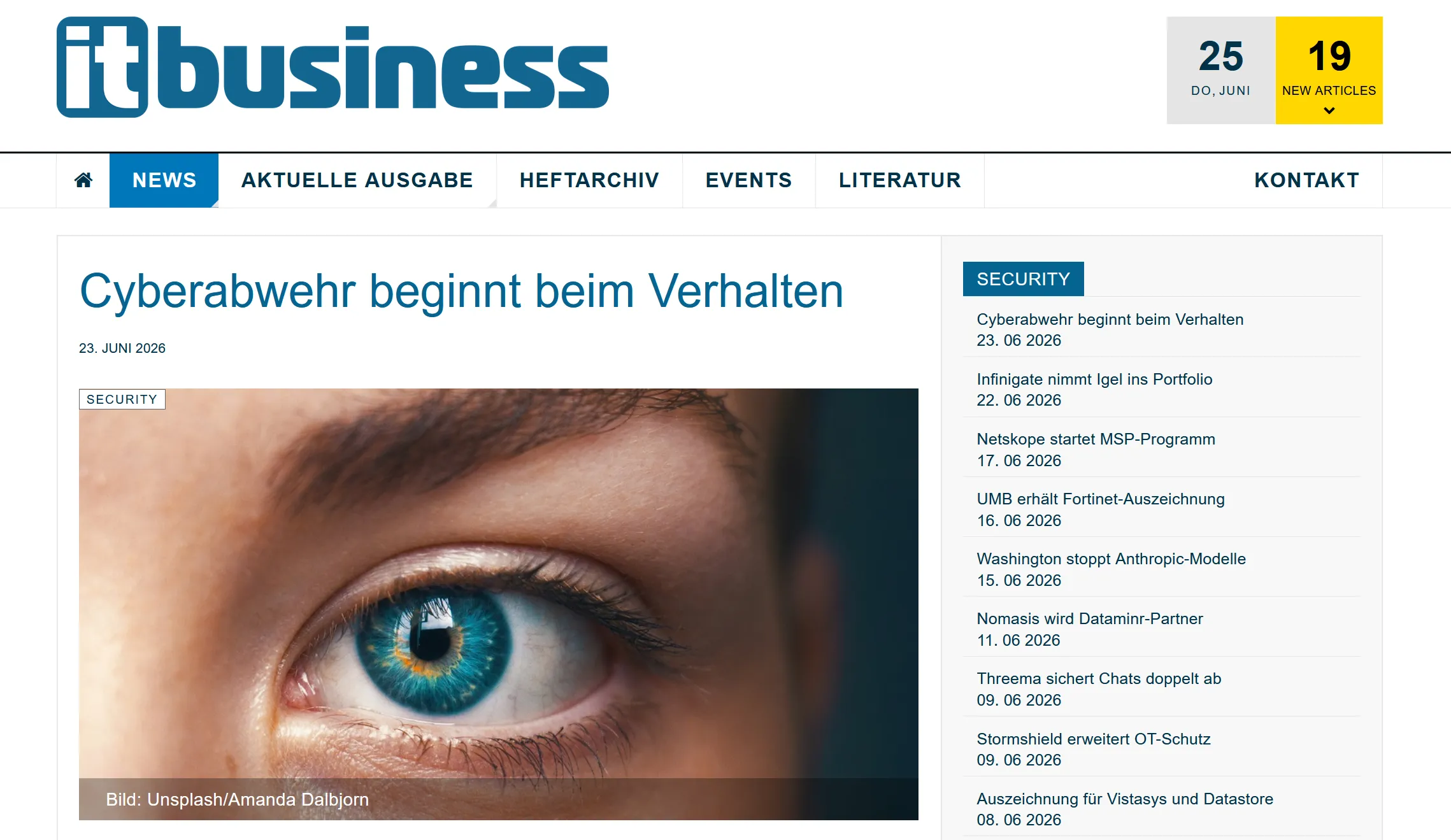 Screenshot von itbusiness.ch: Artikel «Cyberabwehr beginnt beim Verhalten» mit Nahaufnahme eines blauen Auges